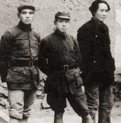 毛澤東（右）與陳伯鈞（中）