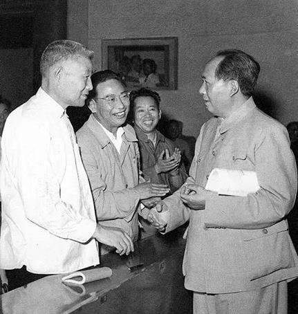 毛澤東出席中央軍委擴大會議，和蕭勁光、許光達、劉亞樓一起交談